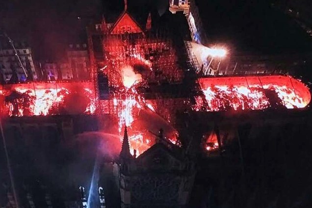 Imagem feita por drone mostra destruição no interior da Catedral de Notre-Dame, em Paris, após incêndio - 15/04/2019
