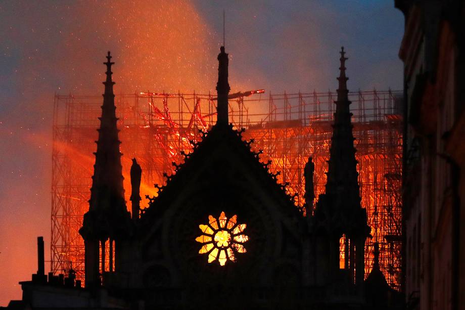 Chamas atingem parte da Catedral de Notre-Dame, localizada na região central de Paris - 15/04/2019