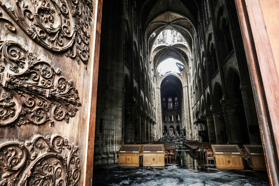 Vista interna da Catedral de Notre-Dame mostra o telhado que foi atingido durante incêndio - 16/04/2019