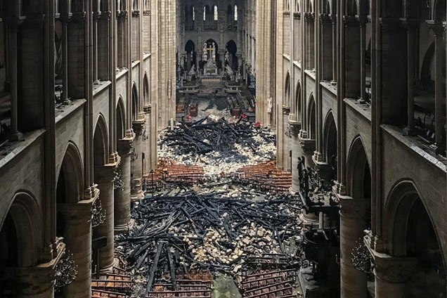 Vista interna da Catedral de Notre-Dame mostra parte do telhado que cedeu durante o incêndio - 16/04/2019