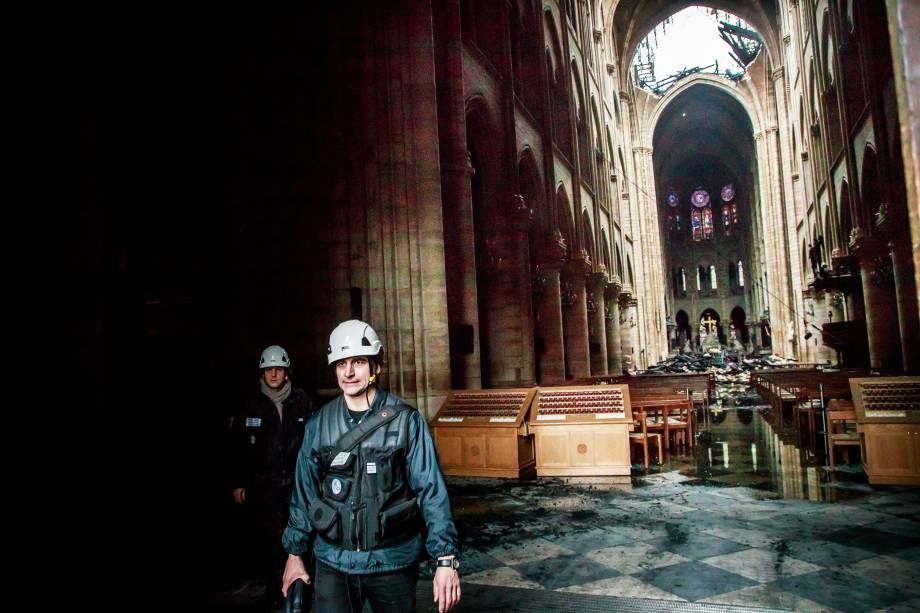 Vista interna da Catedral de Notre-Dame mostra parte do telhado que cedeu durante o incêndio - 16/04/2019