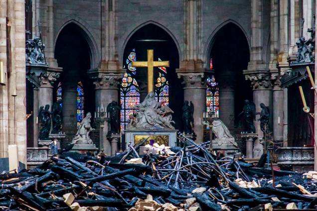 Vista do altar da Catedral de Notre-Dame, após incêndio atingir o local - 16/04/2019
