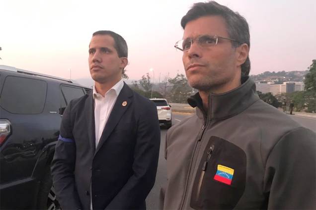 O presidente autoproclamado da Venezuela, Juan Guaidó, aparece ao lado do líder de oposição Leopoldo López - 30/04/2019