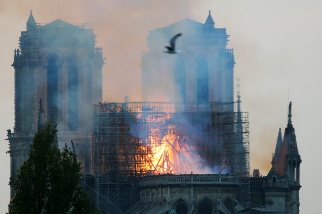 Incêndio atinge o topo da Catedral de Notre-Dame, localizada na região central de Paris, França - 15/04/2019