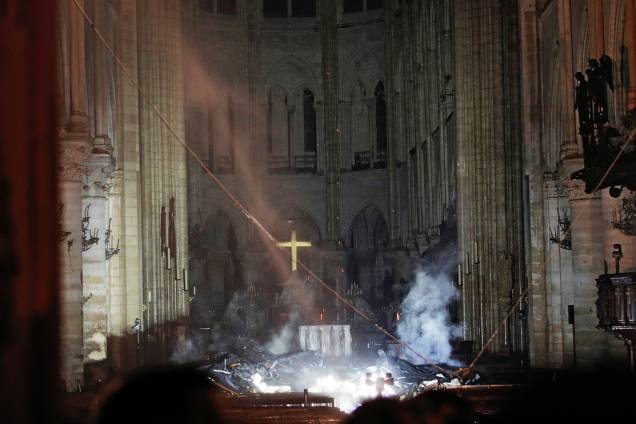 Fumaça é vista próxima do altar da Catedral de Notre-Dame, em Paris, durante incêndio - 15/04/2019