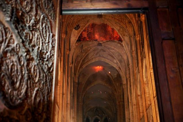 Incêndio consome interior da Catedral de Notre-Dame, localizada na região central de Paris - 15/04/2019