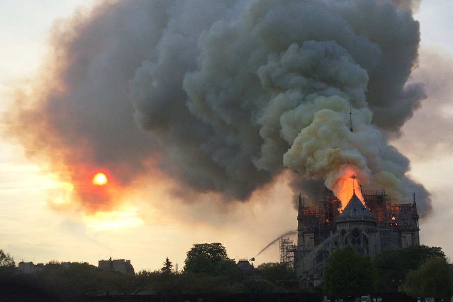 Chamas são vistas no topo na Catedral de Notre-Dame, localizada na região central de Paris, França - 15/04/2019