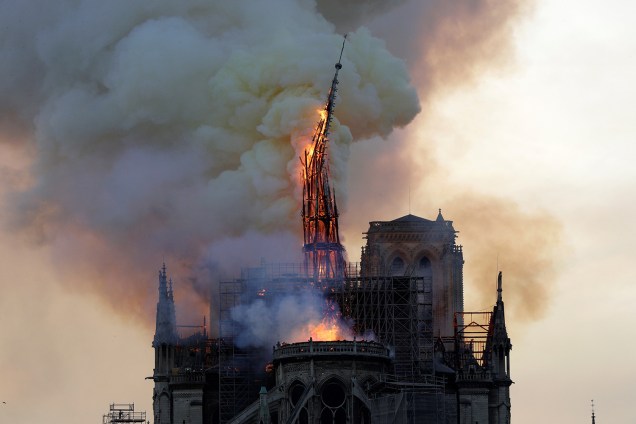 Torre é consumida pelas chamas durante incêndio na Catedral de Notre-Dame, em Paris - 15/04/2019