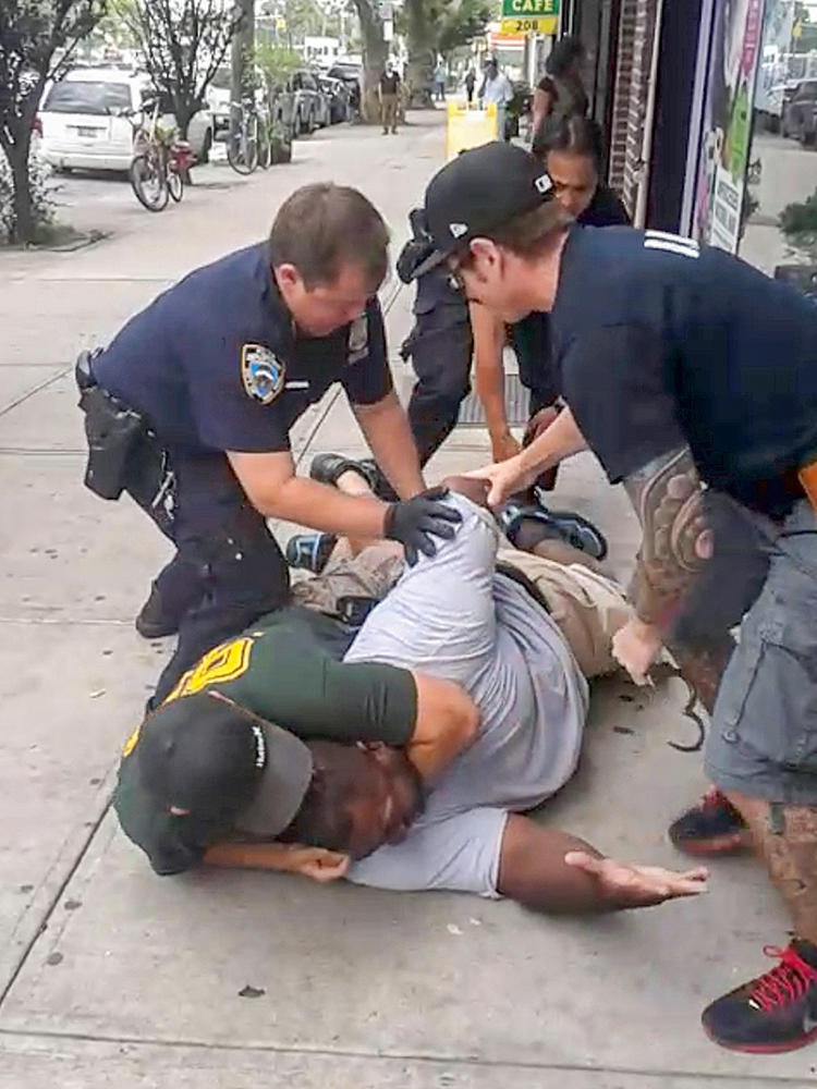 Policial americana estrangula suspeito