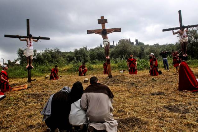 Cristãos libaneses reencenam a crucificação de Jesus Cristo, durante as celebrações da Sexta-Feira Santa na aldeia al-Qurayeh no sul do Líbano - 19/04/2019 Cristãos libaneses reencenam a crucificação de Jesus Cristo, durante as celebrações da Sexta-Feira Santa na aldeia al-Qurayeh no sul do Líbano - 19/04/2019