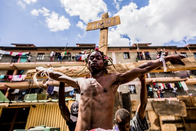 Devotos cristãos reencenam a Via-Sacra durante uma procissão da Sexta-Feira Santa na favela de Kibera, em Nairóbi, no Quênia - 19/04/2019