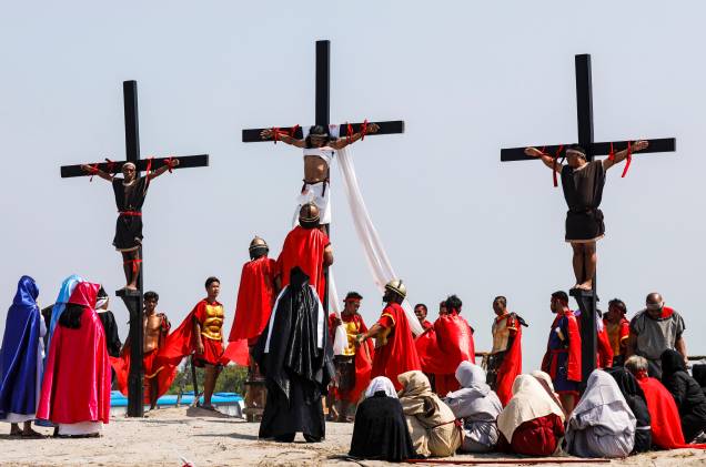 Fiéis filipinos são pregados em cruzes de madeira durante uma reencenação da crucificação de Jesus na Sexta-Feira Santa, na cidade de San Fernando, província de Pampanga - 19/04/2019 Fiéis filipinos são pregados em cruzes de madeira durante uma reencenação da crucificação de Jesus na Sexta-Feira Santa, na cidade de San Fernando, província de Pampanga - 19/04/2019