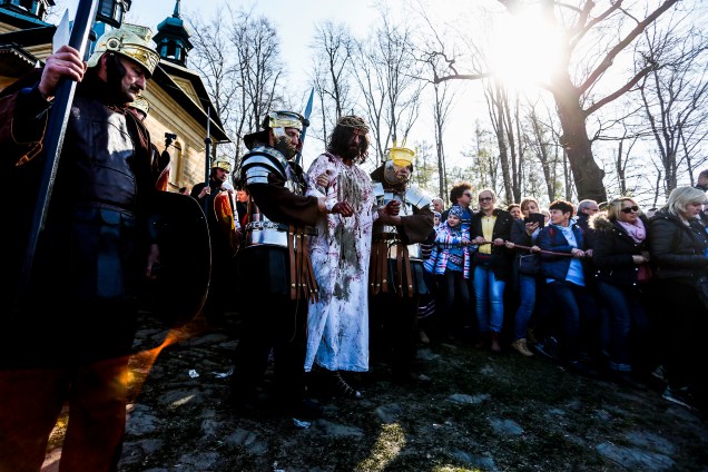 Atores encenam a Paixão de Cristo como parte das celebrações da Sexta-feira Santa no Santuário de Kalwaria Zebrzydowska, perto de Cracóvia, Polônia - 19/04/2019