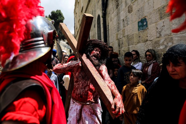 Fiéis reencenam a Paixão de Cristo ao longo da Via Dolorosa durante uma procissão da Sexta-Feira Santa na Cidade Velha de Jerusalém - 19/04/2019