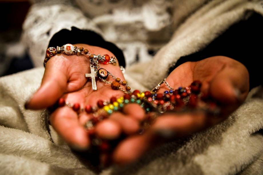 Fiéis cristãos participam da procissão da Sexta-feira Santa na Igreja do Santo Sepulcro, na Cidade Velha de Jerusalém - 19/04/2019