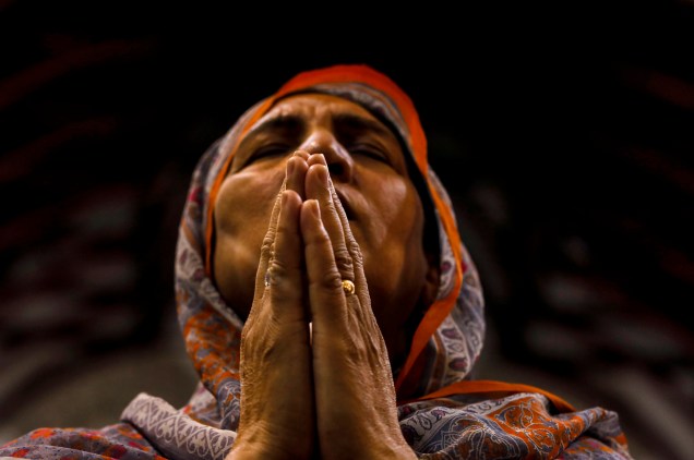 Mulher faz oração durante a celebração da Sexta-feira Santa na Catedral de São João em Peshawar, no Paquistão - 19/04/2019