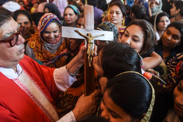 Cristãos paquistaneses beijam um crucifixo durante um celebração da Sexta-Feira Santa na igreja de Santo Antônio em Lahore - 19/04/2019