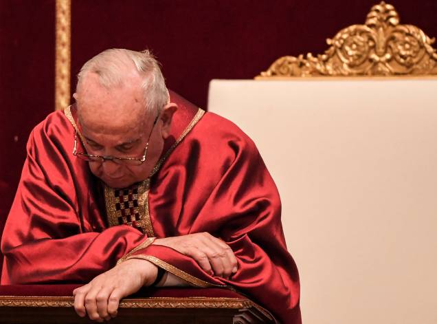 Papa Francisco reza durante a Celebração da Paixão do Senhor na Sexta-Feira Santa na Basílica de São Pedro - 19/04/2019 Papa Francisco reza durante a Celebração da Paixão do Senhor na Sexta-Feira Santa na Basílica de São Pedro - 19/04/2019