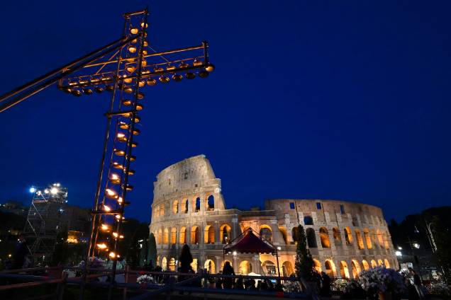 Cruz acesa com velas é xeposta em frente ao Coliseu antes da chegada do Papa para a procissão da Sexta-feira Santa, em Roma - 19/04/2019 Cruz acesa com velas é xeposta em frente ao Coliseu antes da chegada do Papa para a procissão da Sexta-feira Santa, em Roma - 19/04/2019