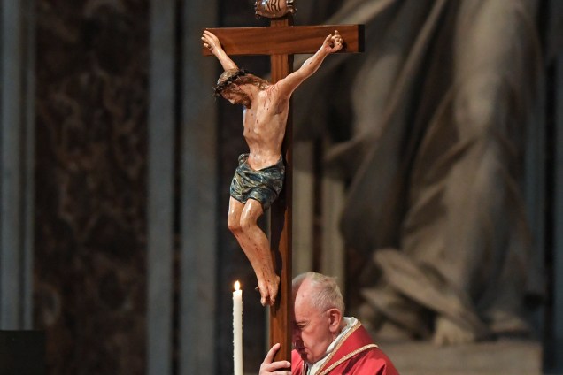 Papa Francisco carrega um crucifixo durante a Celebração da Paixão do Senhor na Sexta-Feira Santa na Basílica de São Pedro, no Vaticano - 19/04/2019