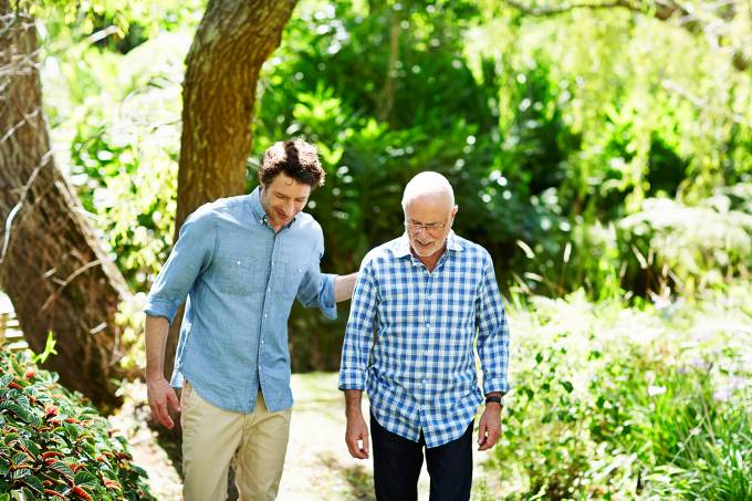Saúde – Pai e filho andam juntos em parque