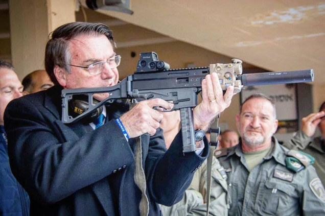 Presidente Jair Bolsonaro usa arma em viagem a Israel