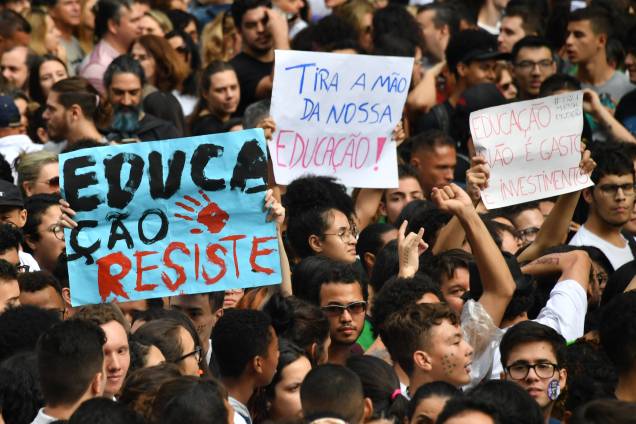 Estudantes com cartazes durante protesto contra os cortes na área da educação e pesquisa anunciados pelo Governo Federal, em São Paulo - 15/05/2019