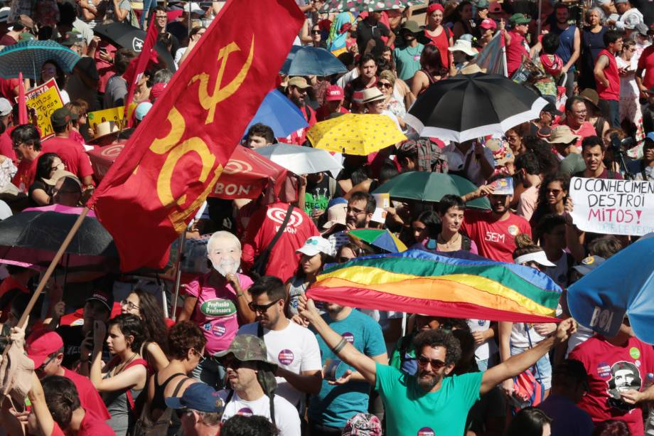 Manifestação contra a reforma da previdência e os cortes na educação na Esplanada dos Ministérios, setor central de Brasília. - 30/05/2019