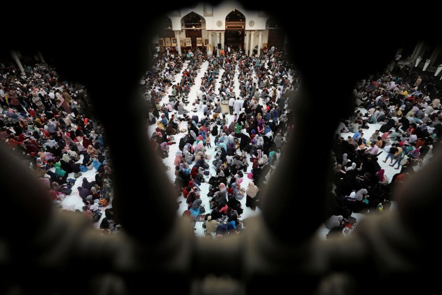 Muçulmanos se reúnem na mesquita Al Azhar na antiga área islâmica do Cairo, no Egito  -12/05/2019