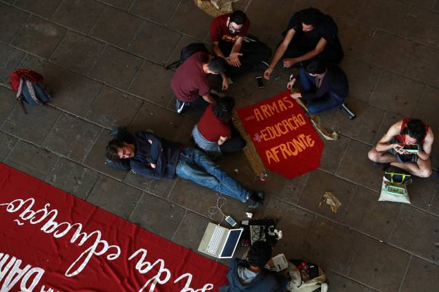 Alunos da Universidade de São Paulo (USP) se reúnem antes de protesto contra cortes nos gastos federais em educação superior anunciados pelo governo Bolsonaro - 15/05/2019 Alunos da Universidade de São Paulo (USP) se reúnem antes de protesto contra cortes nos gastos federais em educação superior anunciados pelo governo Bolsonaro - 15/05/2019