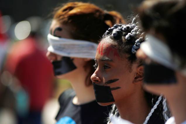 De olhos e bocas vendados, estudantes fazem protesto em Brasília