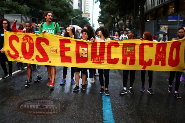 Estudantes com faixa durante protesto contra os cortes na área da educação e pesquisa anunciados pelo Governo Federal, no Rio de Janeiro - 15/05/2019