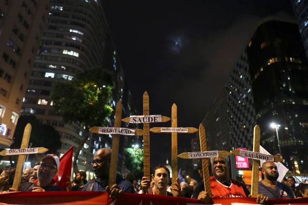 Manifestantes carregam cruz de madeira durante protesto contra os cortes na área da educação e pesquisa anunciados pelo Governo Federal, no Rio de Janeiro - 15/05/2019