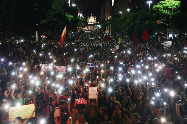 Manifestantes acendem lanternas de celulares durante protesto contra o corte de verbas de universidades, no Rio de Janeiro (RJ) - 15/05/2019