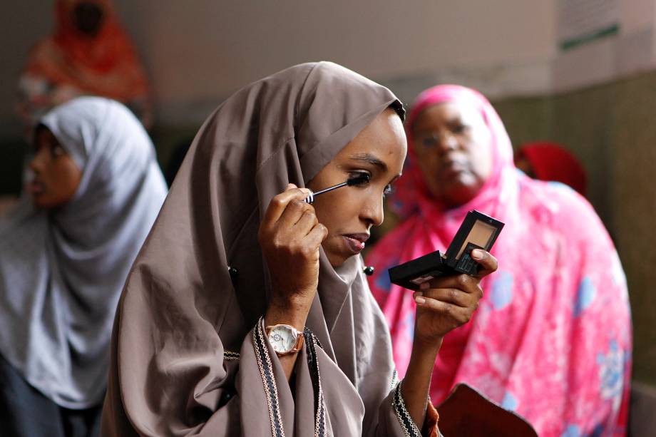 Mulher muçulmana se prepara para o início das orações durante o mês de jejum sagrado do Ramadã, dentro da mesquita de Jamia em Nairobi, capital do Quênia  - 17/05/2019