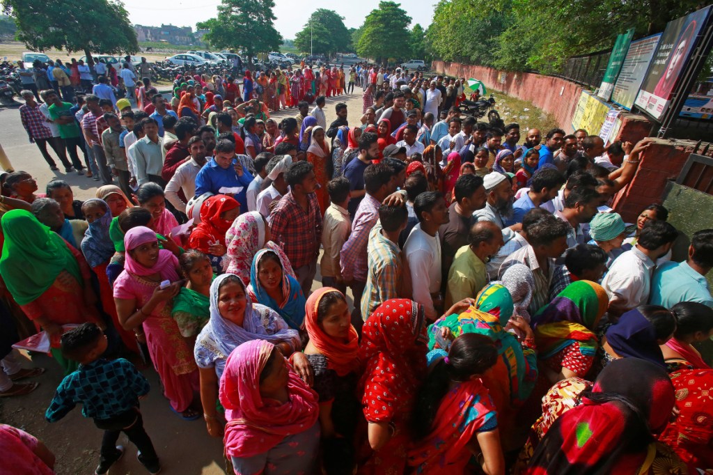 O festival religioso indiano que atrai multidões em meio a