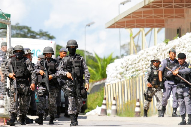 Policiais são vistos nos arredores do presídio localizado em Manaus (AM), após série de massacres no estado - 27/05/2019