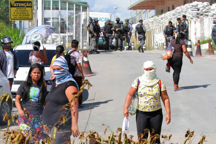 Parentes de presos bloqueiam a entrada de presídio localizado em Manaus (AM), após série de massacres no estado - 27/05/2019