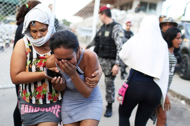 Parentes de presos choram na frente de complexo penitenciário após dezenas de presos serem mortos em massacre realizado em diversos presídios em Manaus (AM) - 27/05/2019
