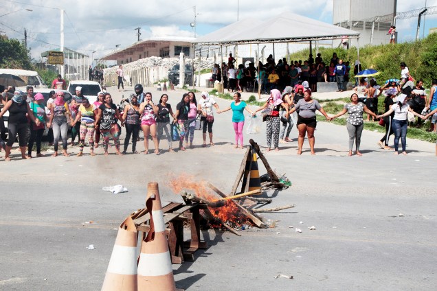 Parentes de presos bloqueiam a entrada de presídio localizado em Manaus (AM), após série de massacres serem registrados no estado - 27/05/2019