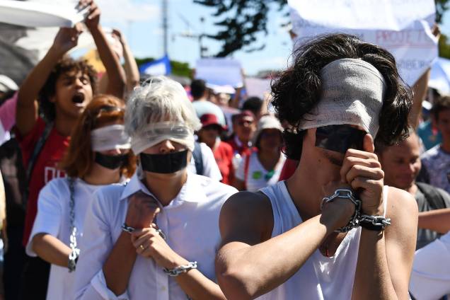 Estudantes são vistos com correntes durante protesto  contra cortes de verbas nas universidades em Brasília (DF) - 30/05/2019