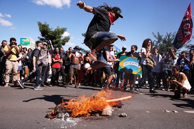 Manifestantes ateiam fogo a um boneco representando o presidente Jair Bolsonaro durante protesto contra bloqueios nas verbas da Educação em Brasília - 30/05/2019