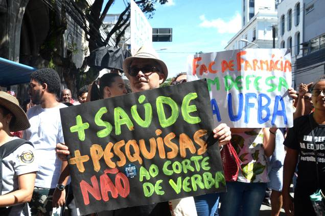 Professores e estudantes erguem cartazes durante protesto realizado no centro de Salvador (BA) - 30/05/2019
