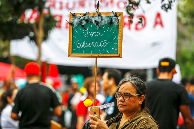 Mulher carrega placa durante protesto contra os cortes realizados nas universidades, realizado em São Paulo (SP) - 30/05/2019