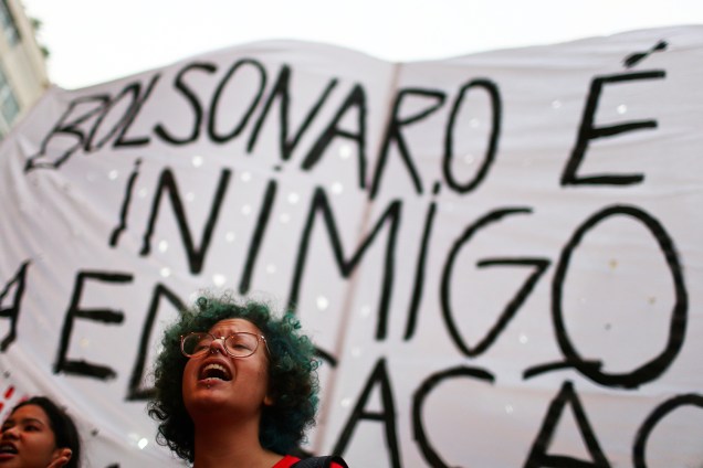 Estudante grita palavras de ordem durante protesto realizado contra os cortes realizados nas universidades, no Rio de Janeiro (RJ) - 30/05/2019
