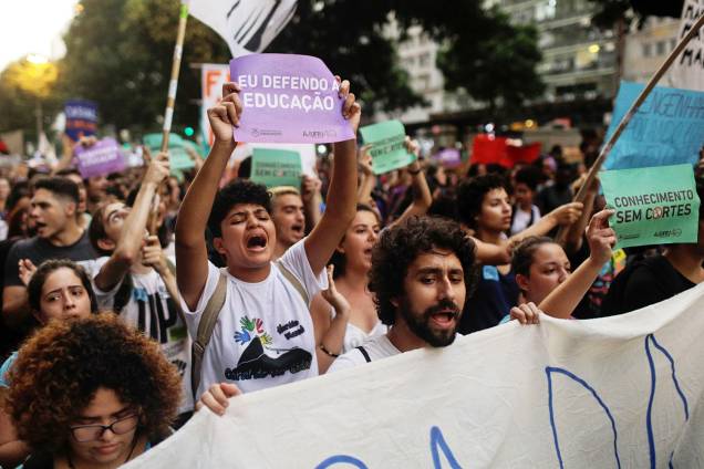 Estudante carrega cartaz com os dizeres 'Eu defendo a educação', durante protesto realizado no Rio deJaneiro (RJ) - 30/05/2019