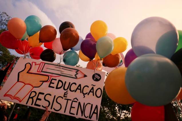 Placa com os dizeres 'Educação é resistência', é vista durante protesto realizado em São Paulo (SP) - 30/05/2019