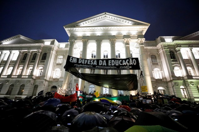 Protesto contar o corte de verba nas universidades, realizado na frente da Universidade Federal do Paraná - 30/05/2019