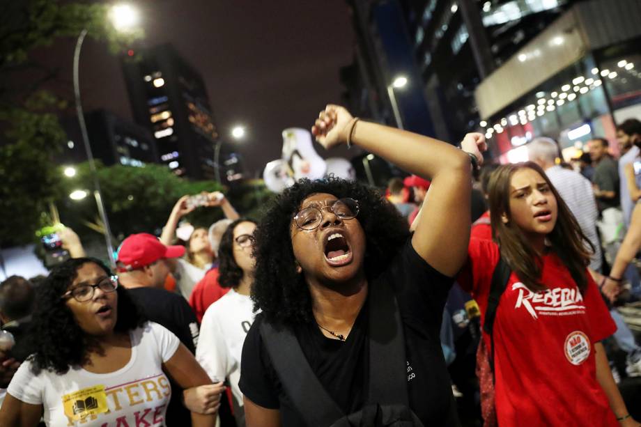 Manifestantes gritam palavra de ordem durante protesto contra o corte de verba nas universidades, realizado em São Paulo (SP) - 30/05/2019