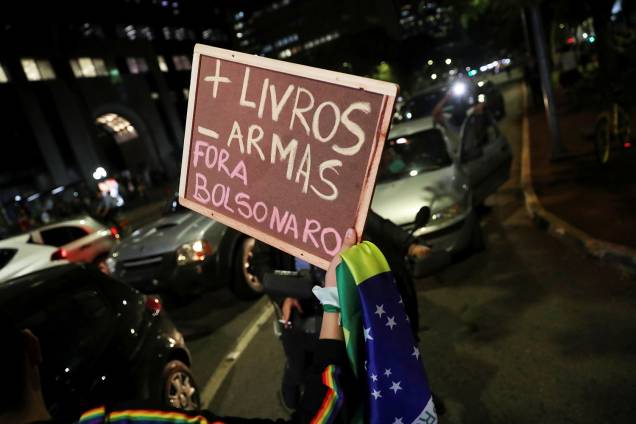 Manifestante exibe placa durante protesto contra corte nas universidades realizado em São Paulo (SP) - 30/05/2019